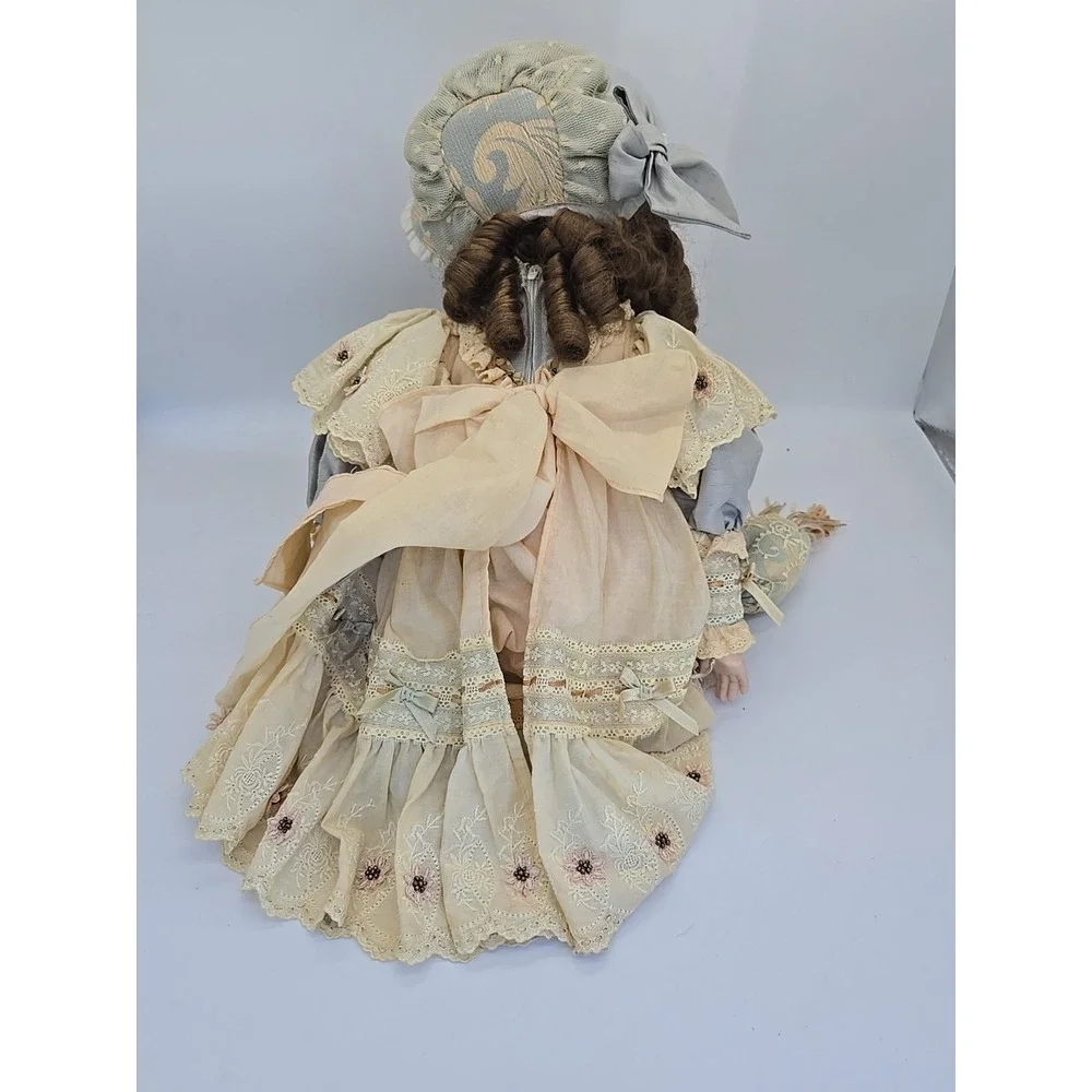 Mundia Christine et‎ Cecile Porcelain Doll 22